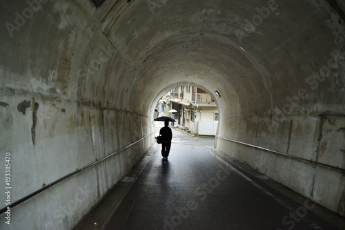 トンネルの中を歩く人 © goro20