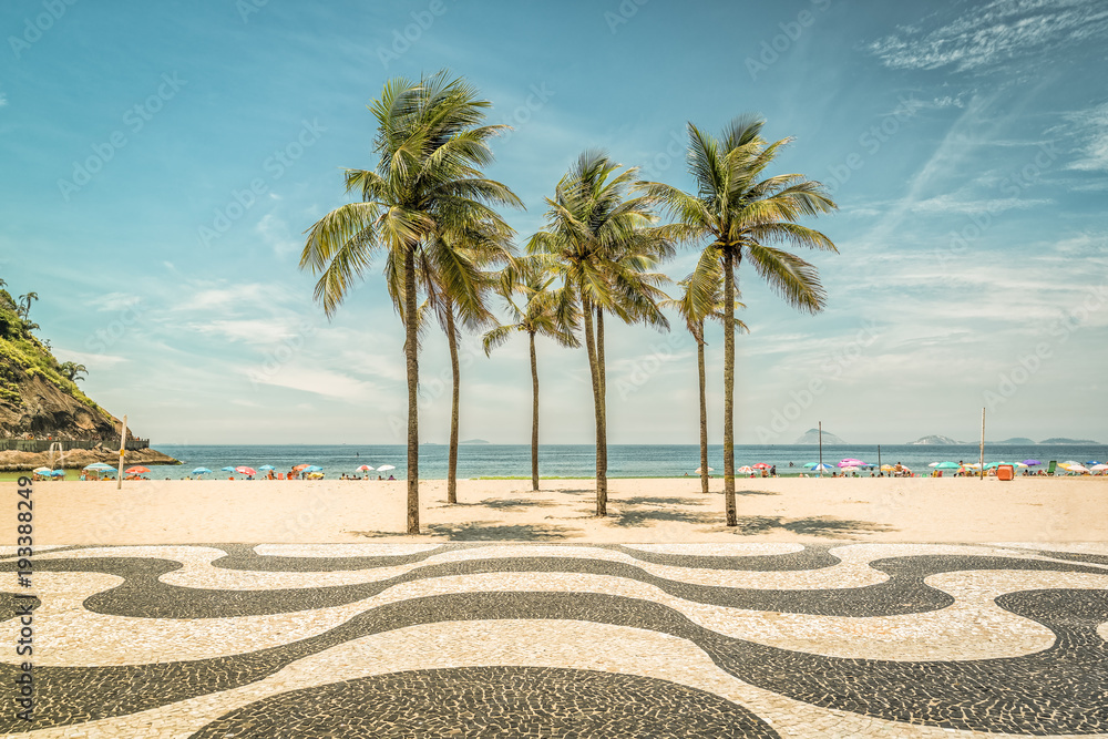 Fototapeta premium Palmy na plaży Copacabana i charakterystyczna mozaika w Rio de Janeiro w Brazylii
