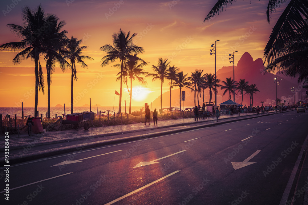 Obraz premium Zmierzch na Ipanema plaży z Dois Irmaos górami w Rio De Janeiro, Brazylia. Fioletowy ton