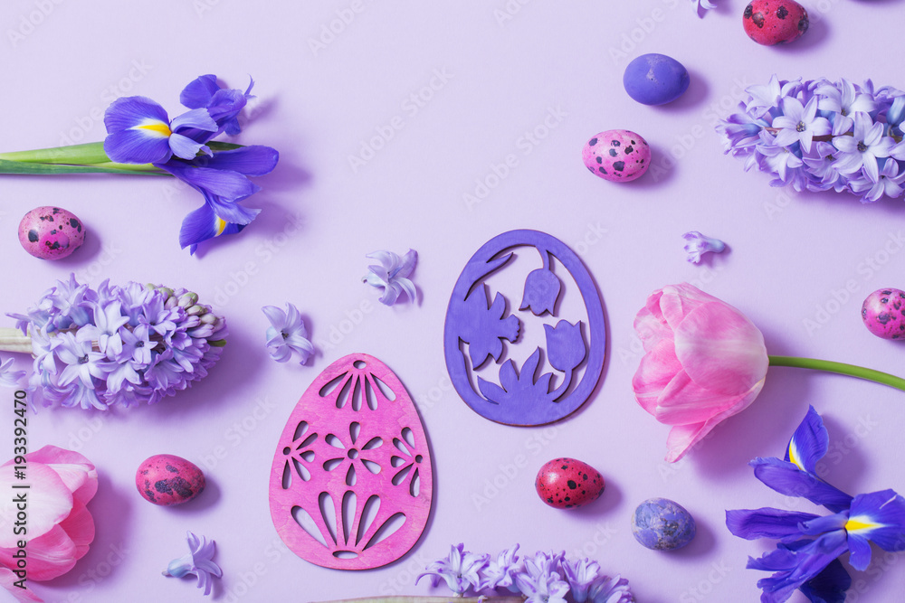 Fototapeta premium Easter eggs with spring flowers