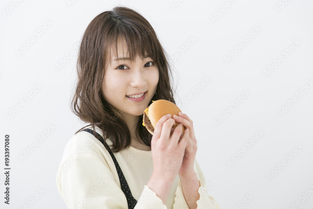 ハンバーガーを食べる女性