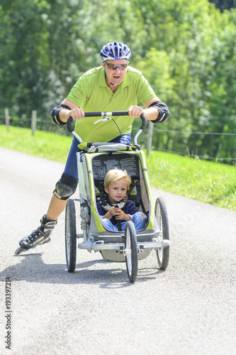 Obraz na płótnie Skater-Papa schiebt Buggy