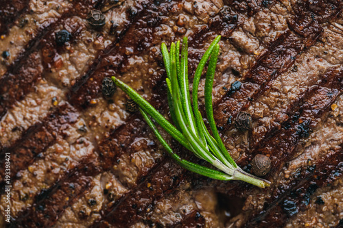 Φωτογραφία close-up view of delicious grilled spicy beefsteak with rosemary