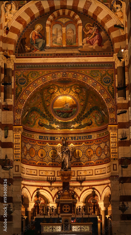 Fototapeta premium altare con statua chiesa. Arco, colonne ed affreschi