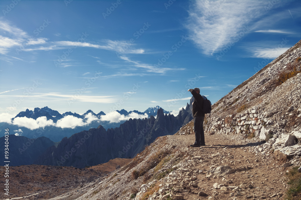 Anonymer Wanderer in den Dolomiten vor einer wunderschoenen Panorama