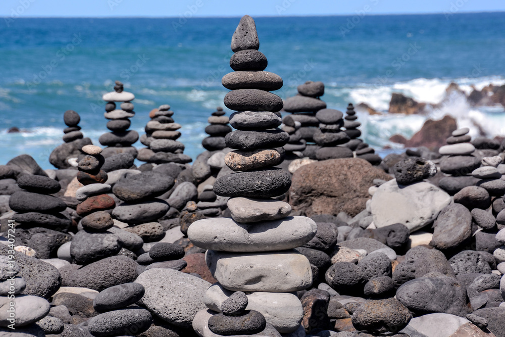 Naklejka Sterta kamienie na dennej plaży