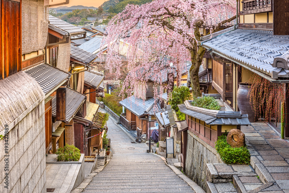 Naklejka premium Kioto w Japonii wiosna w dystrykcie Higashiyama.