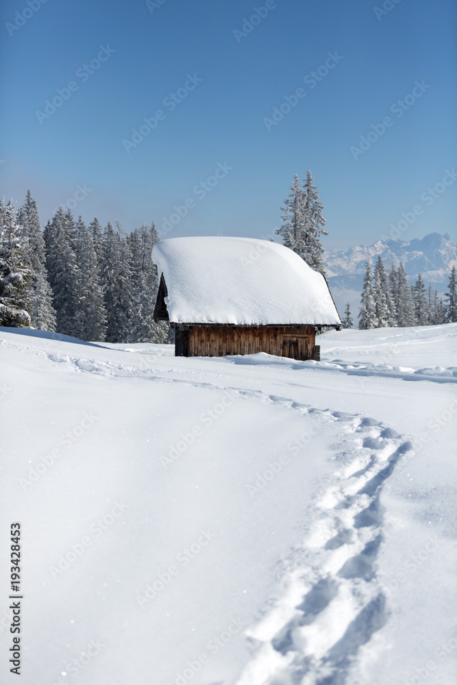 Fußspuren zur Schihütte. Winterlandschaft mit viel Schnee Fußspuren zur Schihütte. Winterlandschaft mit viel Schnee