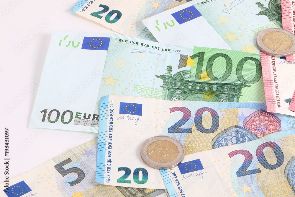 verschiedene Euroscheine und Münzen liegen im studio verschiedene Euroscheine und Münzen liegen im studio
