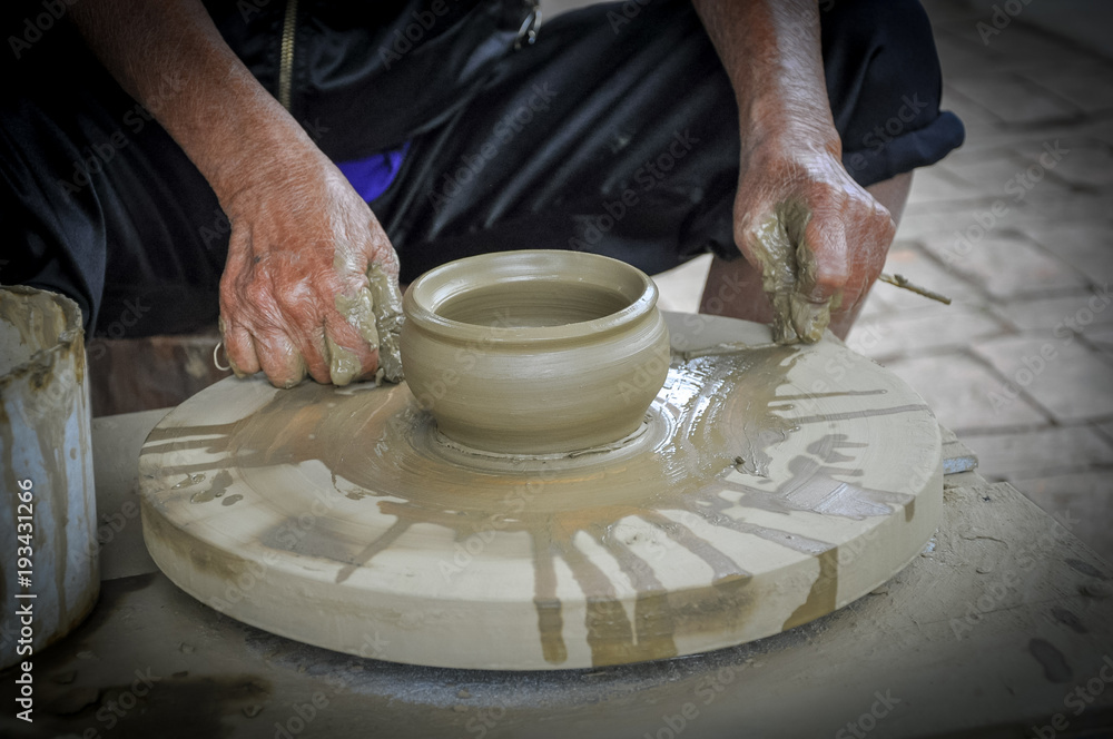 A woman who make a pottery at home 