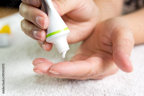 Ointment on hand. Applying the ointment in the treatment and hydration of the skin .