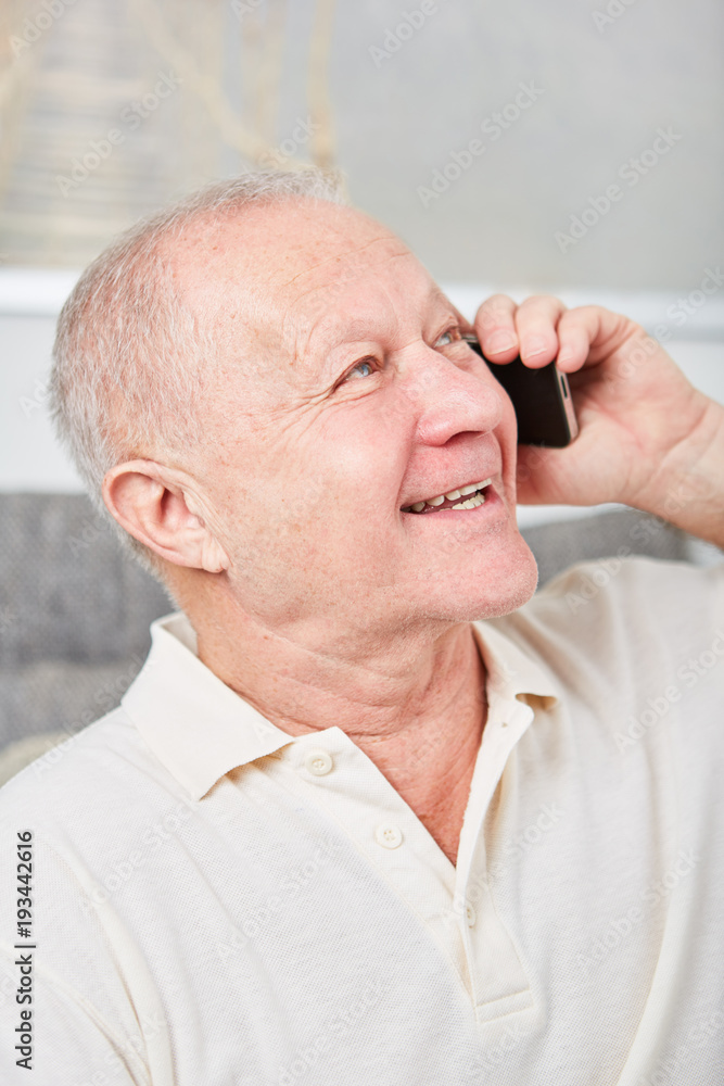 Obraz premium Senior freut sich über eine Nachricht