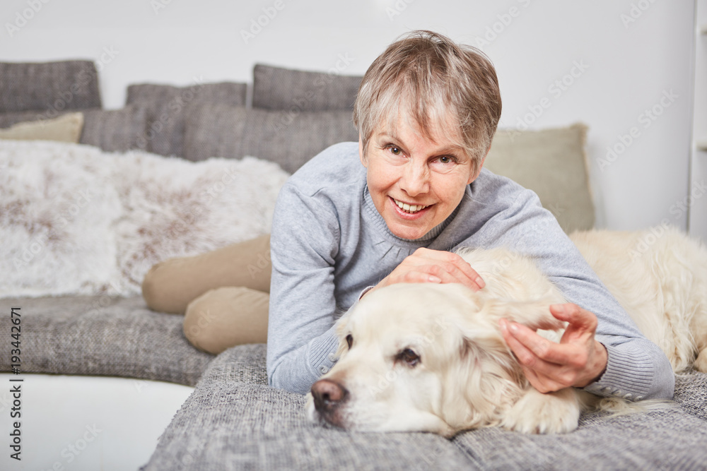 Alte Frau kuschelt mit ihrem Hund Alte Frau kuschelt mit ihrem Hund