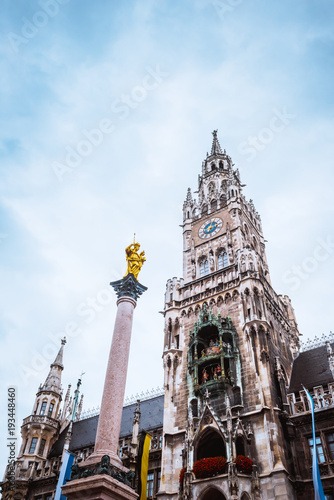 Obelisk in front of Munchen city hall, Germany © Kotangens