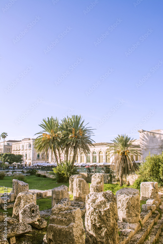 Balade dans les ruines antiques et palmiers dans le centre-ville de Syracuse en Sicile