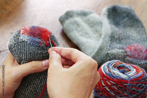 Tableau sur toile darning socks, repairing holes in socks