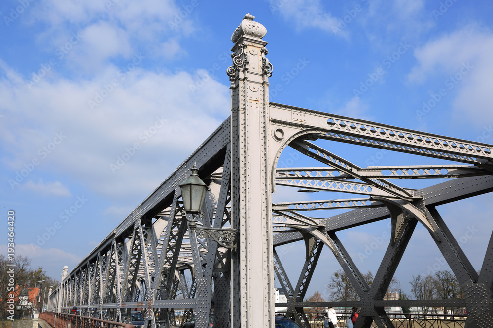 Zabytkowy most nitowany w Brzegu nad rzeką Odrą. Zabytkowy most nitowany w Brzegu nad rzeką Odrą.