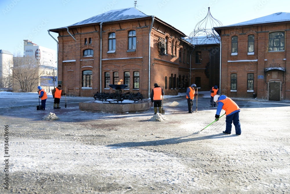 Дворники чистят площадь от снега