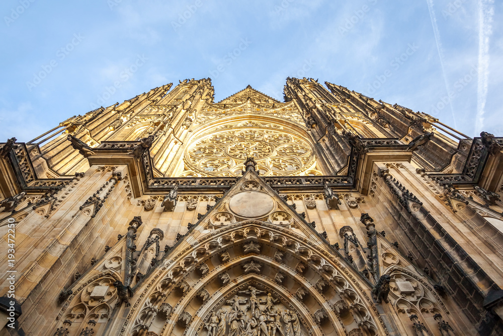 Obraz premium Front view of the main entrance to the St. Vitus cathedral in Prague Castle in Prague, Czech Republic.