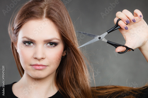 Obraz Profesjonalny elegancki fryzjer żeński z nożyczkami.