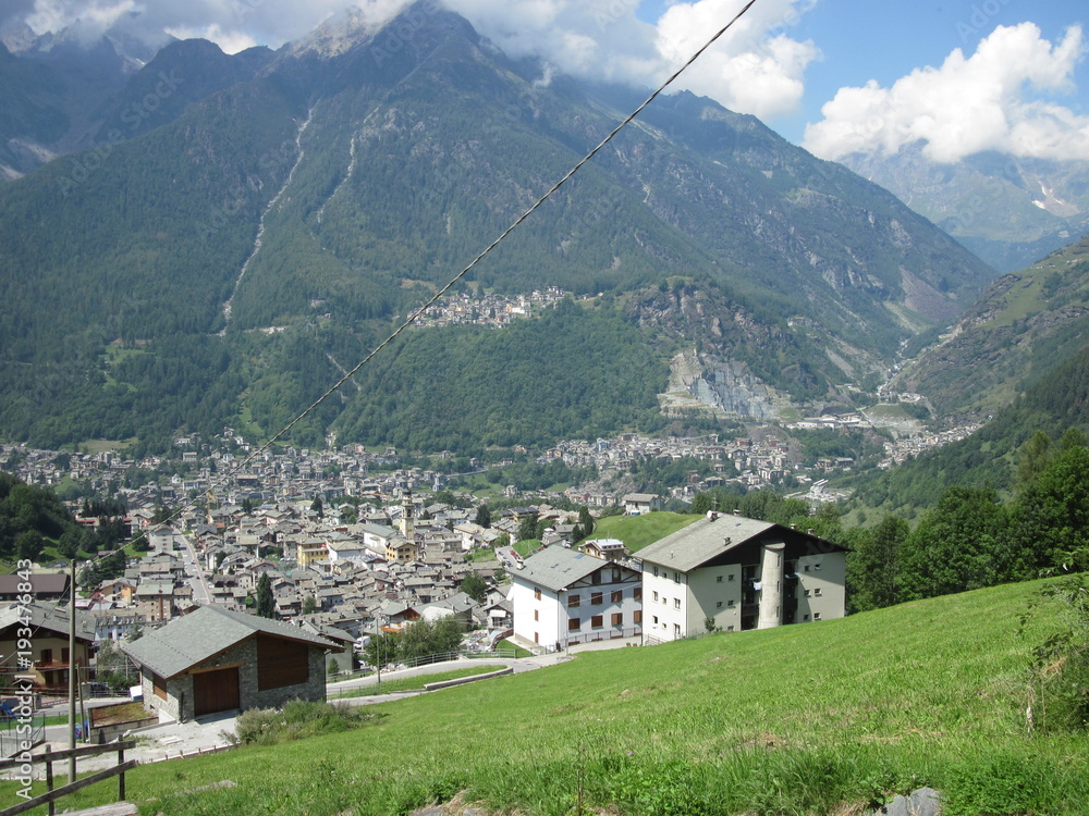 Caspoggio valle alpina urbanizzata
