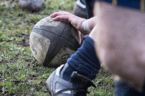 la main sur le ballon de rugby