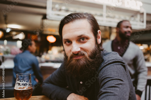 Canvas Print man drinking a beer in a restaurant