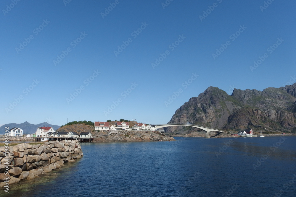 Norweskie wyspy Lofoty - Hennigsvær, piękne miasteczko z mostami