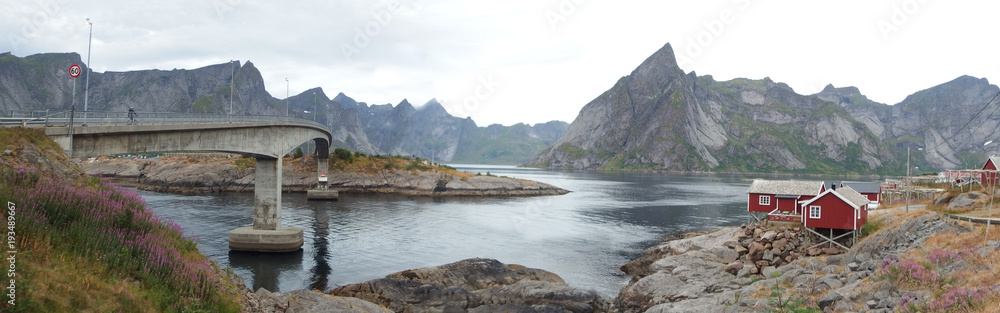 Norweskie wyspy Lofoty - most nad fiordem i wieś na skalistym wybrzeżu
