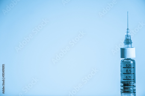 фотографія Syringe needle with heroiin on blue background isolated