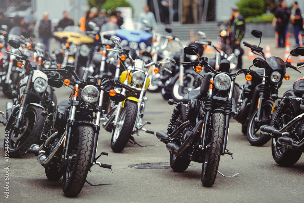 Naklejka premium salon sprzedaży motocykli, motocykli stoją w rzędzie na miejscu