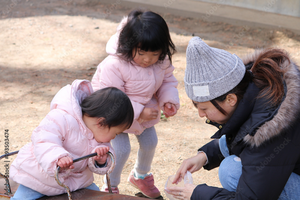 © apple713 - 冬の屋外で遊ぶ親子