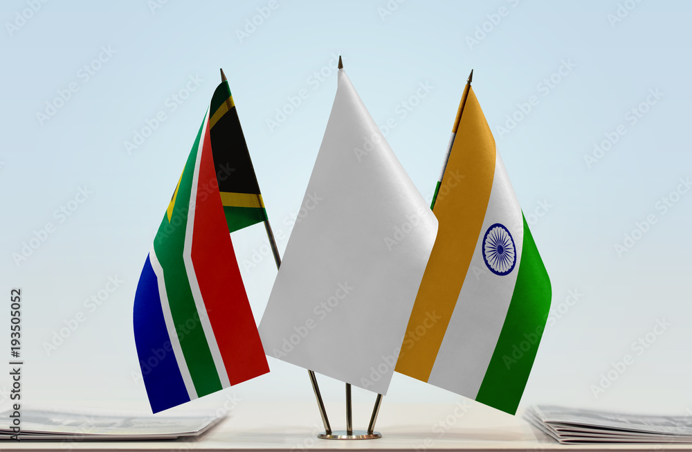 Φωτογραφία Flags of Republic of South Africa and India with a white flag in the middle