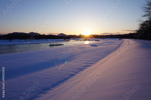 冬の夕暮れ 川 日没 雪景色 太陽