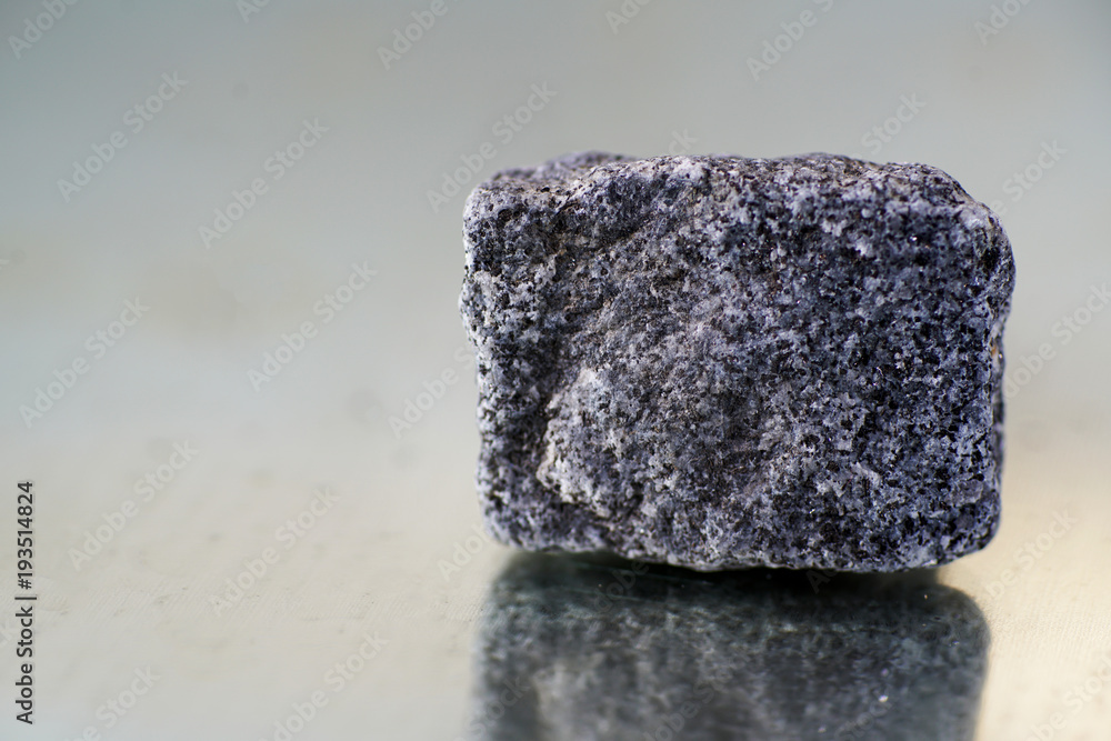 Quarz ist ein Mineral in trigonaler Symmetrie mit körnigen und derben aussehen
Quarz ist ein Mineral in trigonaler Symmetrie mit körnigen und derben aussehen