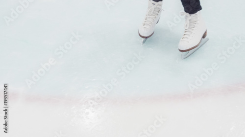 Bilde på lerret Learning to ice skate