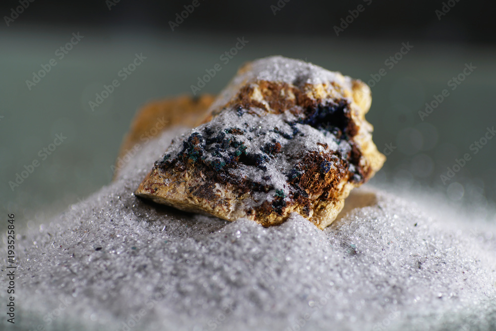 Quarz ist ein Mineral in trigonaler Symmetrie mit körnigen und derben aussehen
Quarz ist ein Mineral in trigonaler Symmetrie mit körnigen und derben aussehen