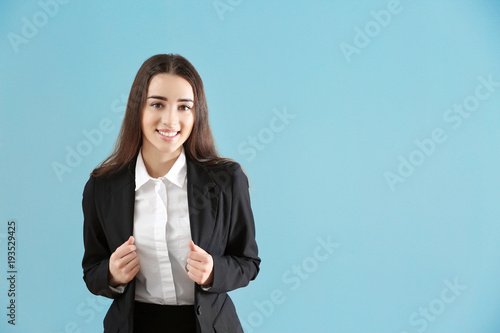 Beautiful young woman in el...