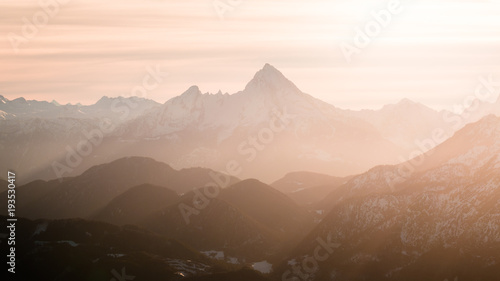 Berge in dunstigen Sonnenstrahlen an einem Abend im Winter