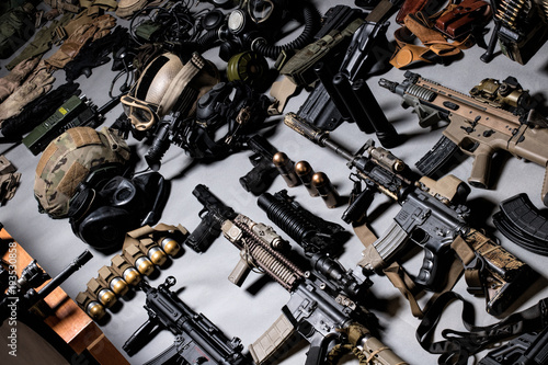 Fotografía A lot of rifles, guns, grenades, helmets, gas masks, ammunition, vests, devices and other military gear