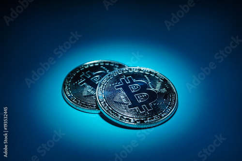 bitcoin ２枚のビットコイン　銀貨パターン　水色背景、青色背景 © Kana Design Image