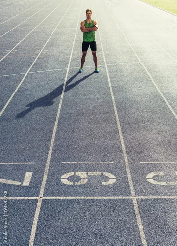 Fototapeta Sprinter stojący na bieżni