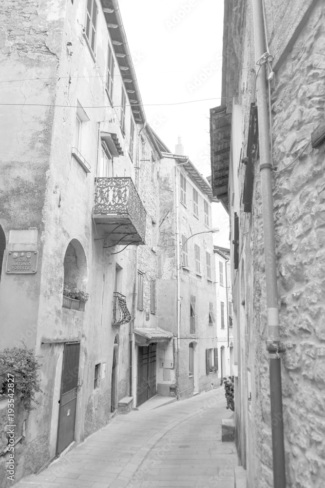Naklejka premium Italienische Gasse in schwarz weiß