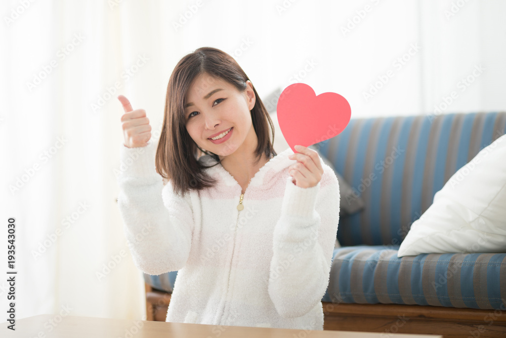 ルームウェア・女性・ソファ ルームウェア・女性・ソファ