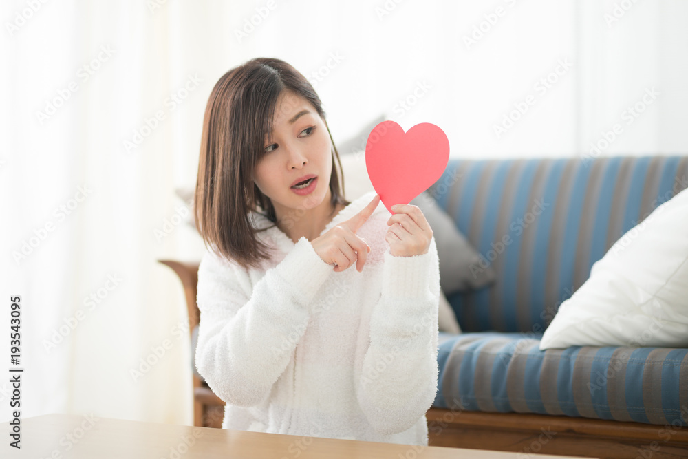 ルームウェア・女性・ソファ ルームウェア・女性・ソファ