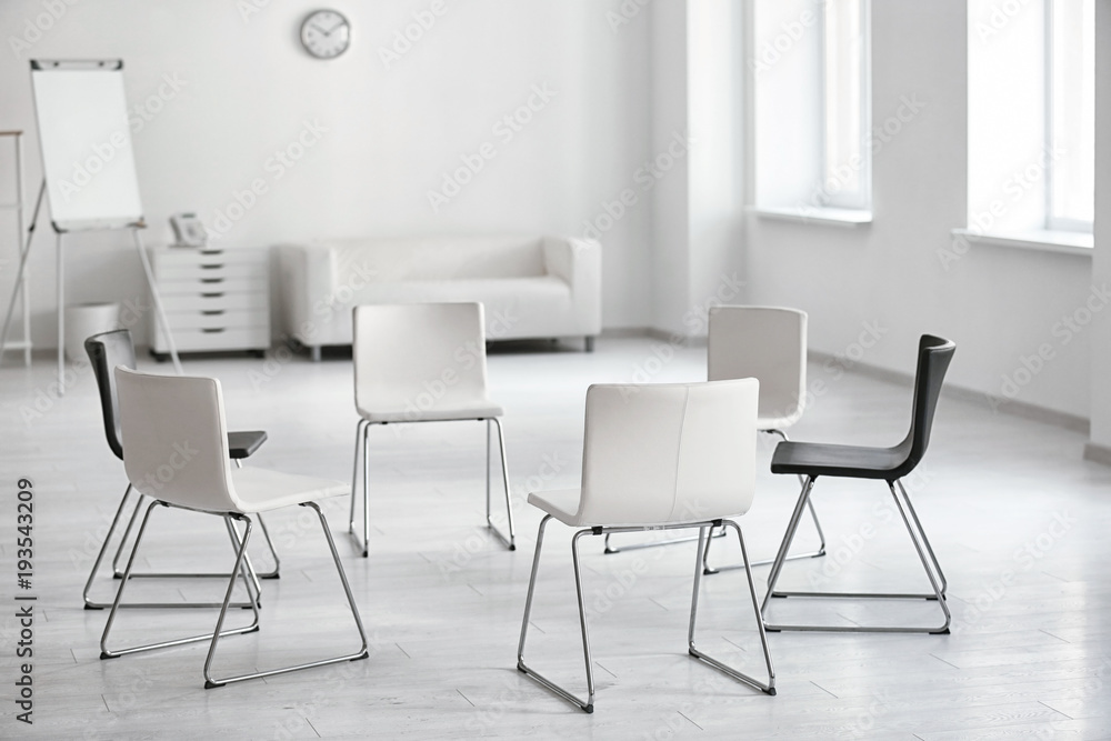 Obraz premium Chairs in room prepared for group psychotherapy session