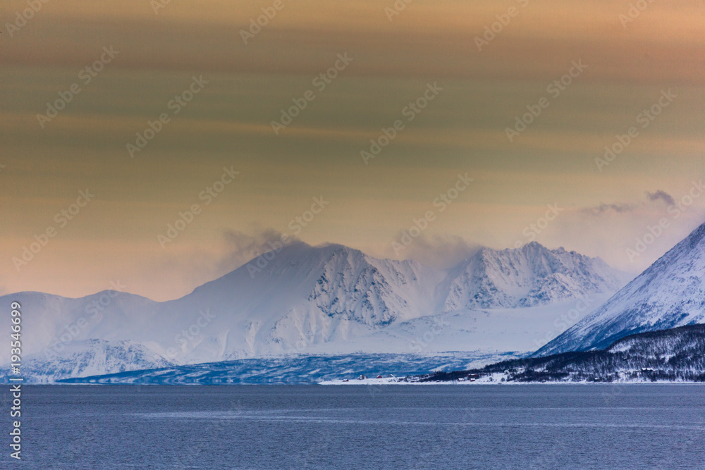Sonnenuntergang an der Norwegischen Küste im Winter Sonnenuntergang an der Norwegischen Küste im Winter