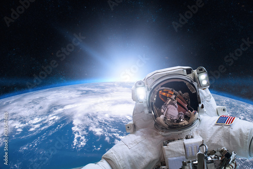 Valokuva Astronaut in outer space on background of the Earth