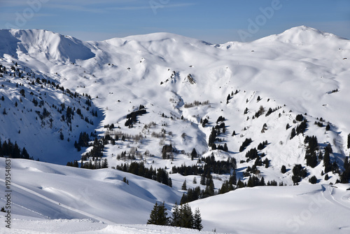 Montagnes sous la neige dans l'Oberland bernois en Suisse