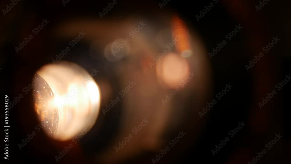 luces que genera un proyector antiguo de cine de 8mm